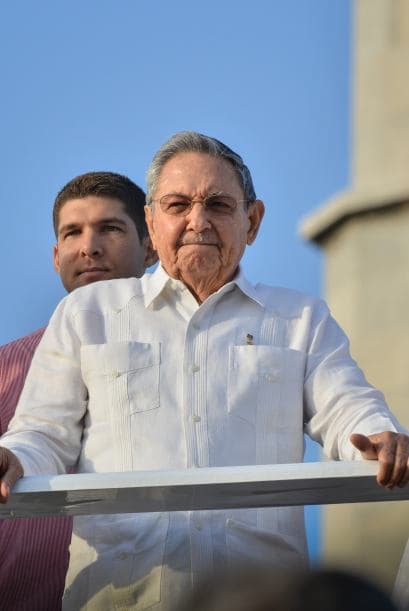Comoes costumbre, Raúl Castro siguió la marcha desde una tribuna colocada en el monumento a José Martí.
