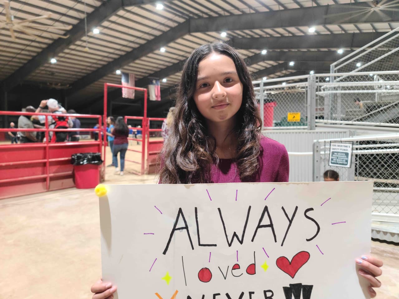 A Alayna Borrego le cuesta creer que perdió a su amiga Jacklyn Cazares, con quien practicaba gimnasia. La recuerda como una pequeña que "siempre estaba feliz, siempre con una sonrisa, siempre decía cosas buenas de las personas".
<br>
<br>También le preocupa cuando llegue el momento de regresar a clases el siguiente año escolar. 
<b>"¿Qué tal si este no es un lugar seguro?", </b>es la pregunta que pasa por su mente tras el ataque armado en la escuela primaria que acabó con la vida de su amiga.
<br>
<br>
<b>"Porque si esto pasó hace un año podría pasar de nuevo. Cualquiera podría ir así y entrar a la escuela de nuevo y repetir lo que pasó el año pasado"</b>, dice Alayna.
<br>
<br>Con ingenuidad dice que "subir la cerca" de las escuelas ayudaría a evitar que intrusos armados irrumpan violentamente en ellas. Pero dentro de su inocencia pone el foco en los reclamos que se han escuchado en las últimas horas por la respuesta de las autoridades al tiroteo en la primaria Robb. El atacante entró sin encontrar resistencia y, luego, pasó más de una hora dentro hasta que fue abatido por agentes de la Patrulla Fronteriza.
<br>
<br>
<b>"Y dejan todas las puertas de la escuela abiertas, entonces si yo quiero puedo abrir una puerta y escapar de la escuela, si yo quisiera. Es algo lógico cerrar las puertas, pero no sé por qué no lo hacen”</b>, reclama la pequeña.