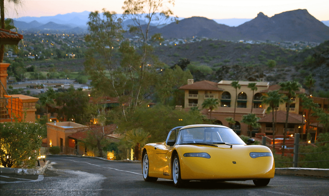 El diseño del Roadster fue inspirado por AC Propulsion tzero, un carro eléctrico ensamblado a mano a principios del 2000 en un número muy limitado.