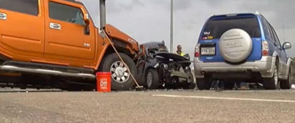 El accidente ocurrió cuando el conductor de una guagua marca Hummer del año 2006 invadió los carriles contrarios de la autopista e impactó de frente un automóvil Nissan Versa que era manejado por el baloncelista, quien murió en el acto.