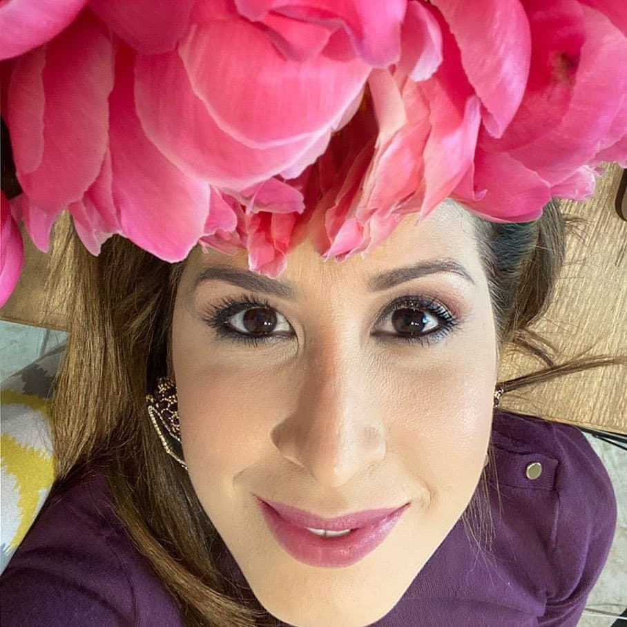 A nuestra Ely no le han faltado mensajes de apoyo. Y agradeciendo por ellos, la vimos en esta linda imagen con flores como si adornaran su cabeza.
