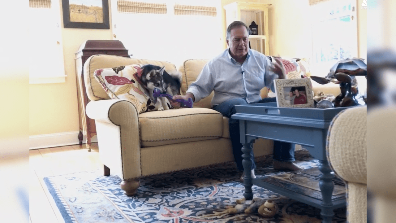 No todo es estrés en la vida de Belichick, también disfruta del tiempo con su pareja y su mascota.