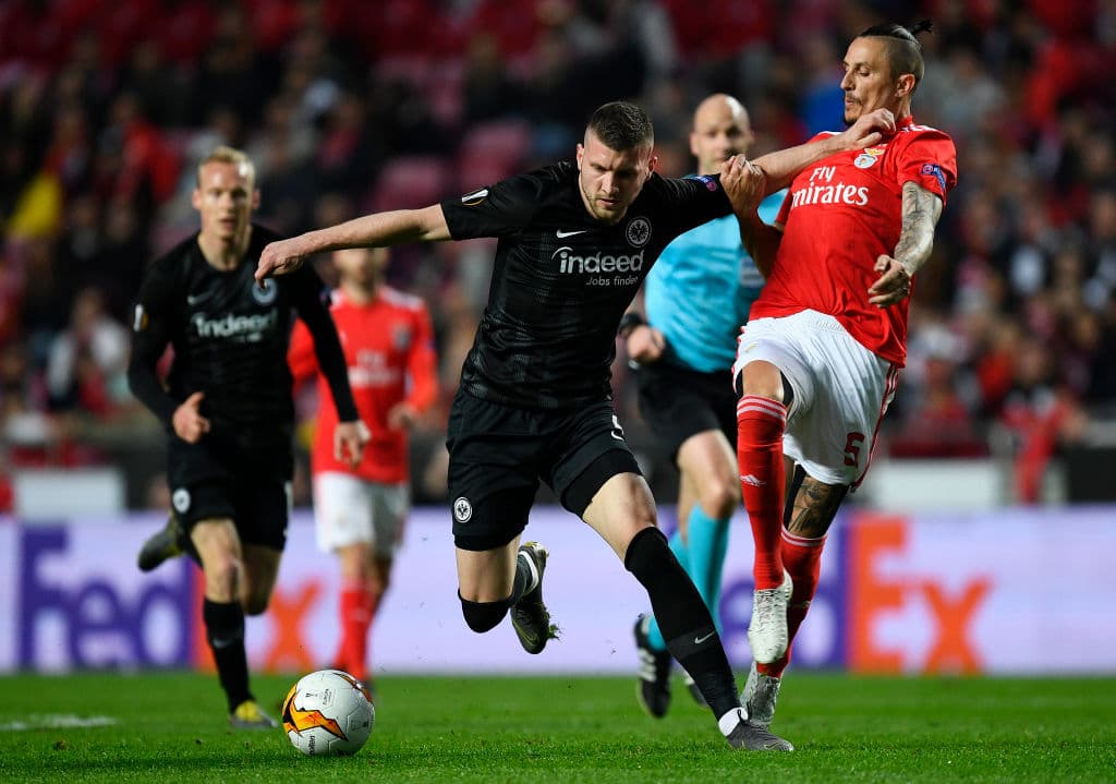 Pero el Eintracht no bajó los brazos, sacó el pecho y empezó a remar contra la corriente para tratar de equilibrar el partido.