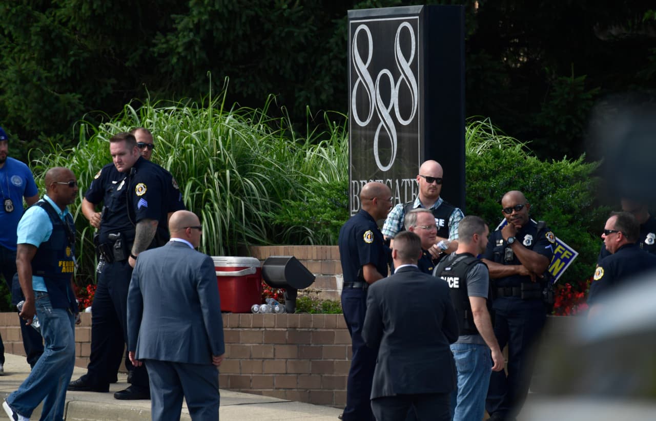 La policía encontró al sospechoso en el interior del edificio escondiéndose bajo un escritorio.