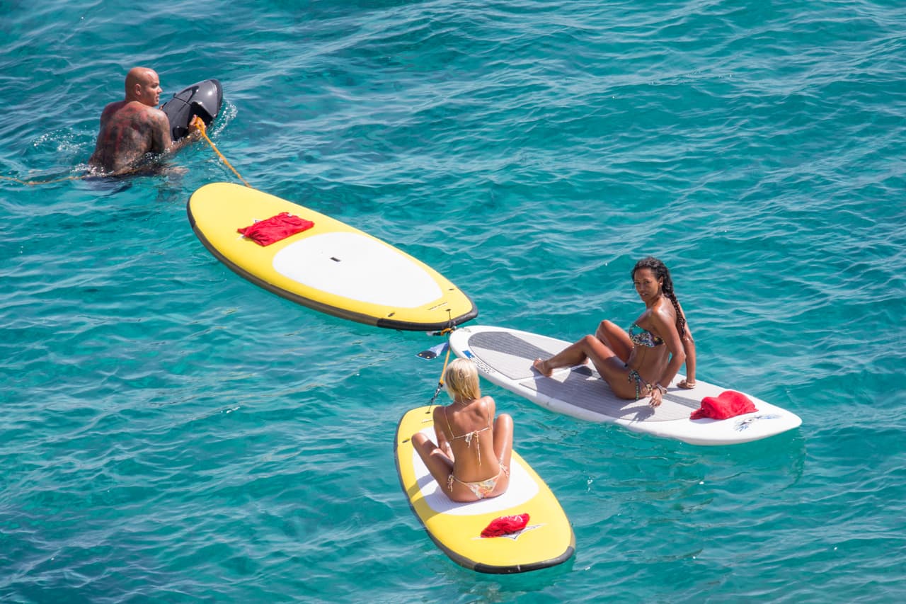 Así que su esposo tuvo que zambullirse para estar a su lado.