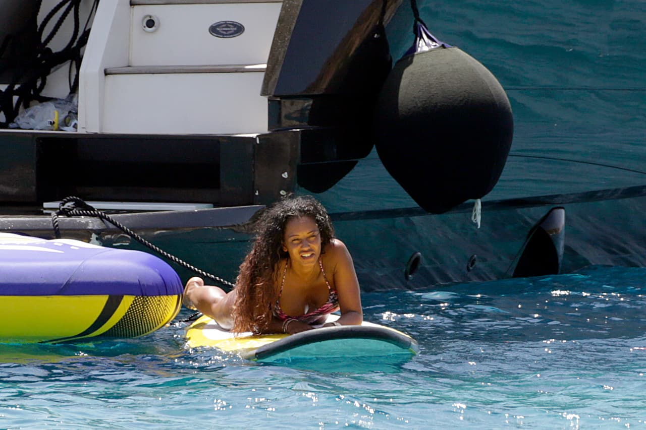 Más tarde sólo se recostó en la tabla de surf para relajarse.