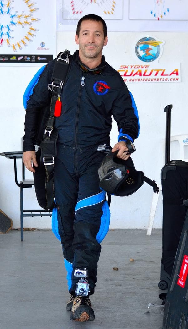 Contrario a sus hermanas, Luis Enrique Guzmán es fotógrafo y empresario. Además, practica deportes extremos.