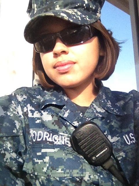 Dentro de los latinos en las fuerzas armadas, el porcentaje de mujeres ha aumentado con fuerza: de 1.6% en 1973 a 17.8% en la actualidad, según cifras del Departamento de Defensa. Sin embargo, esto no se ha traducido en una mayor seguridad para ellas. Nancy Rodríguez cuenta su propia experiencia: “Fui a la oficina de mi supervisor a ayudarle y cuando fui a recoger las cosas de su escritorio, se arrimó y me dio un beso”.