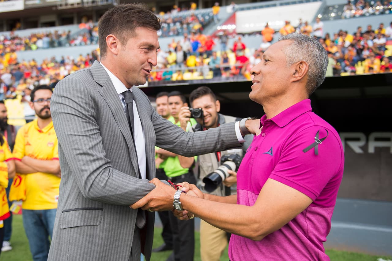 Afectuoso saludo entre los entrenadores antes del arranque del juego.