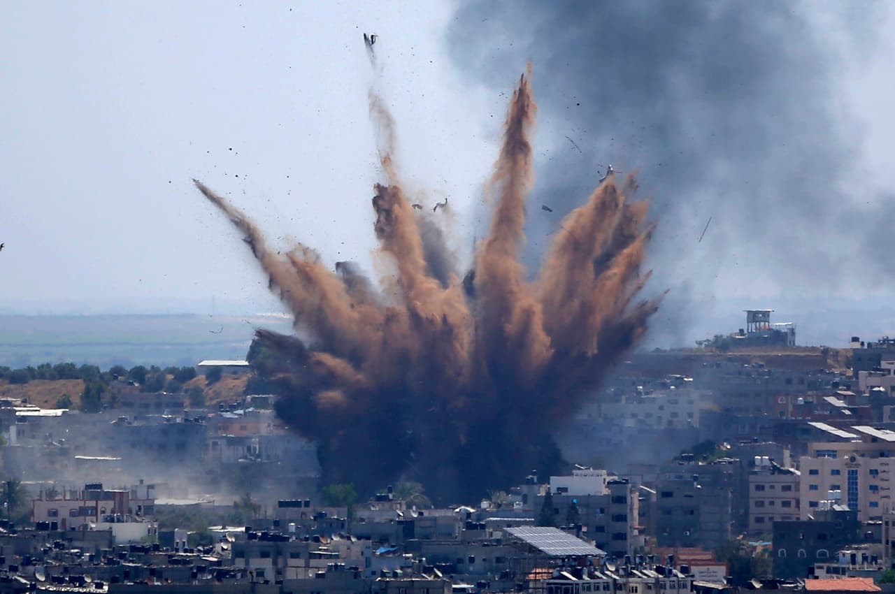 <b>Una explosión sobre la ciudad</b> 
<br>
<br>Una bomba israelí explotó en un edificio en la ciudad de Gaza el 13 de mayo. Era el final del mes sagrado musulmán del Ramadán y Hamas e Israel intensificaron su largo conflicto
<br>