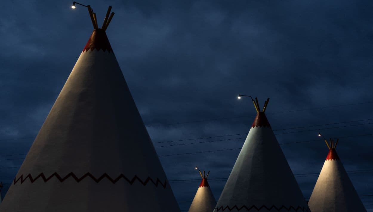 Habitaciones con forma de tipi en el Wigwam Motel, un emblemático sitio a lo largo de la histórica Ruta 66, se observan en Holbrook, Arizona.