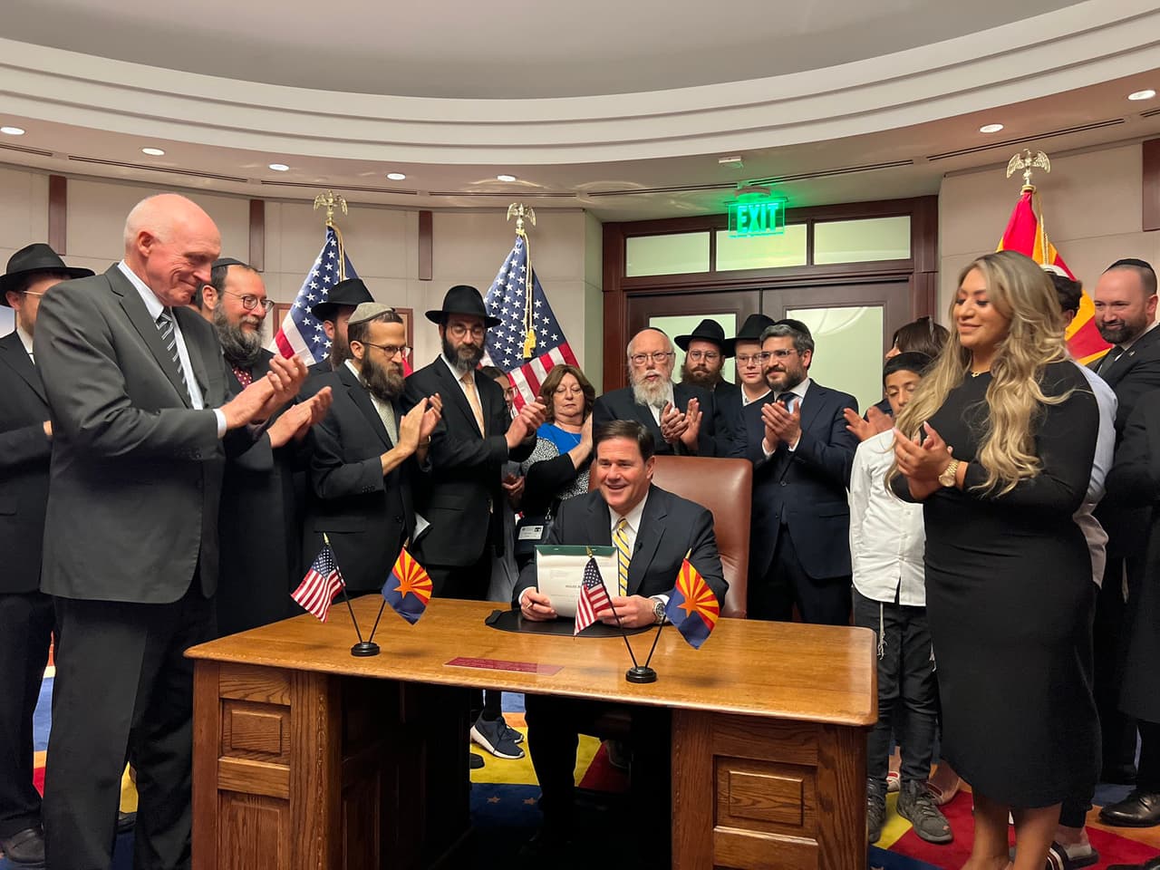 El 
<b>gobernador de Arizona, Doug Ducey, firmó un proyecto de ley que requiere que los alumnos de las escuelas públicas guarden un momento de silencio</b> al comienzo de cada día de clases.