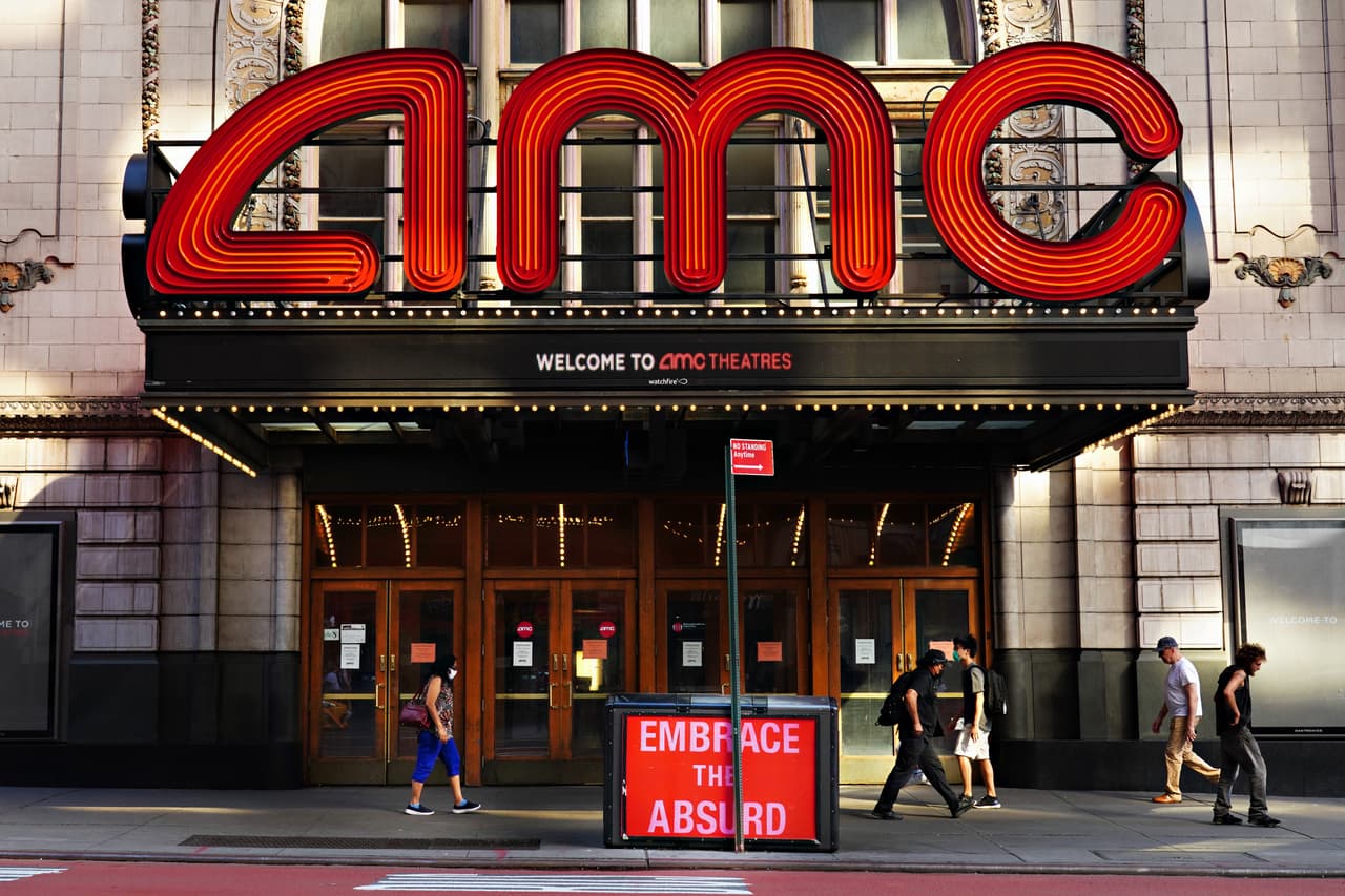 Desde este 5 de marzo, las
<a href="https://www.univision.com/local/nueva-york-wxtv/cines-de-nyc-abren-nuevamente-tras-un-largo-receso-por-la-pandemia-de-coronavirus">salas de cine de la ciudad de Nueva York están abiertas</a> después de un largo receso por la pandemia. Solo se permite un 25% de capacidad, y recuerda usar mascarilla para entrar.