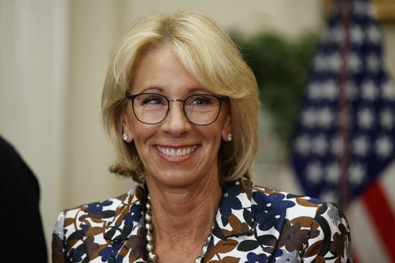 La decisión de la secretaria de Educación, Betsy DeVos, ha sido criticada por los demócratas.