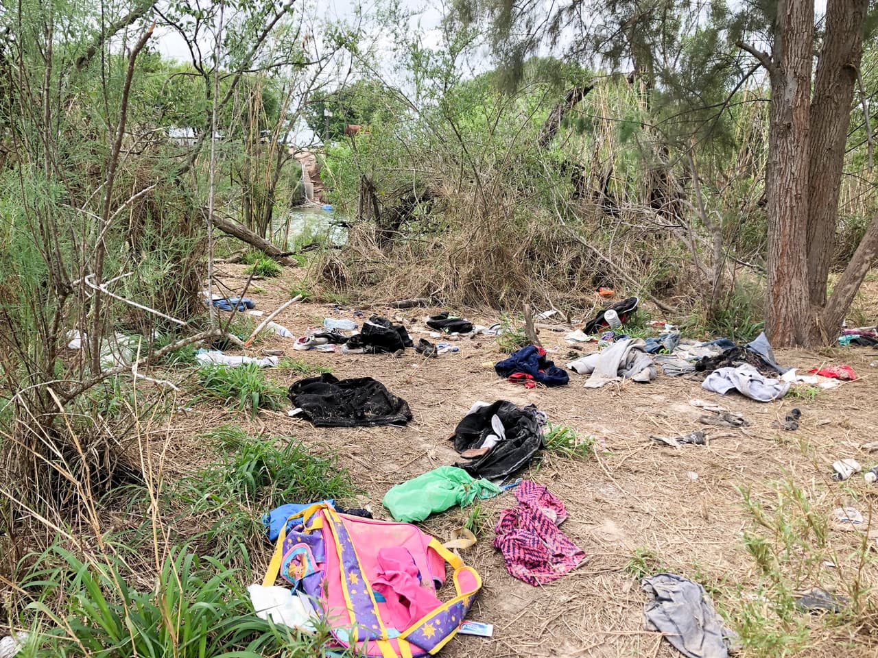 En la orilla del Río Grande es fácil encontrarse con vestigios de los cientos de centroamericanos que lo cruzan cada día. El verde y el marrón de la naturaleza de la zona se ven interrumpidos por los colores de las prendas de ropa que dejan los migrantes cuando llegan a Estados Unidos.