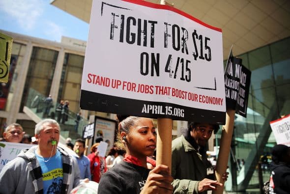 En Los Ángeles portavoces de los trabajadores denunciaron que las condiciones de bajos salarios han llevado a que muchos empleados de negocios de comida rápida y de grandes cadenas dependan de subsidios sociales para poder subsistir.