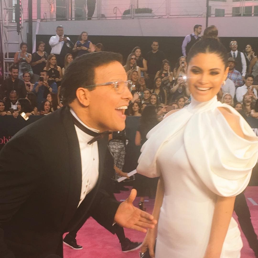 Pero en el 2018 regresó renovado para seguir conquistando a la audiencia hispana durante las transmisiones de Univision. Así fue el momento en que Raúl anunció que estaba de vuelta en Teletón USA durante la alfombra de Premios Lo Nuestro 2018 junto a Chiqui Delgado.