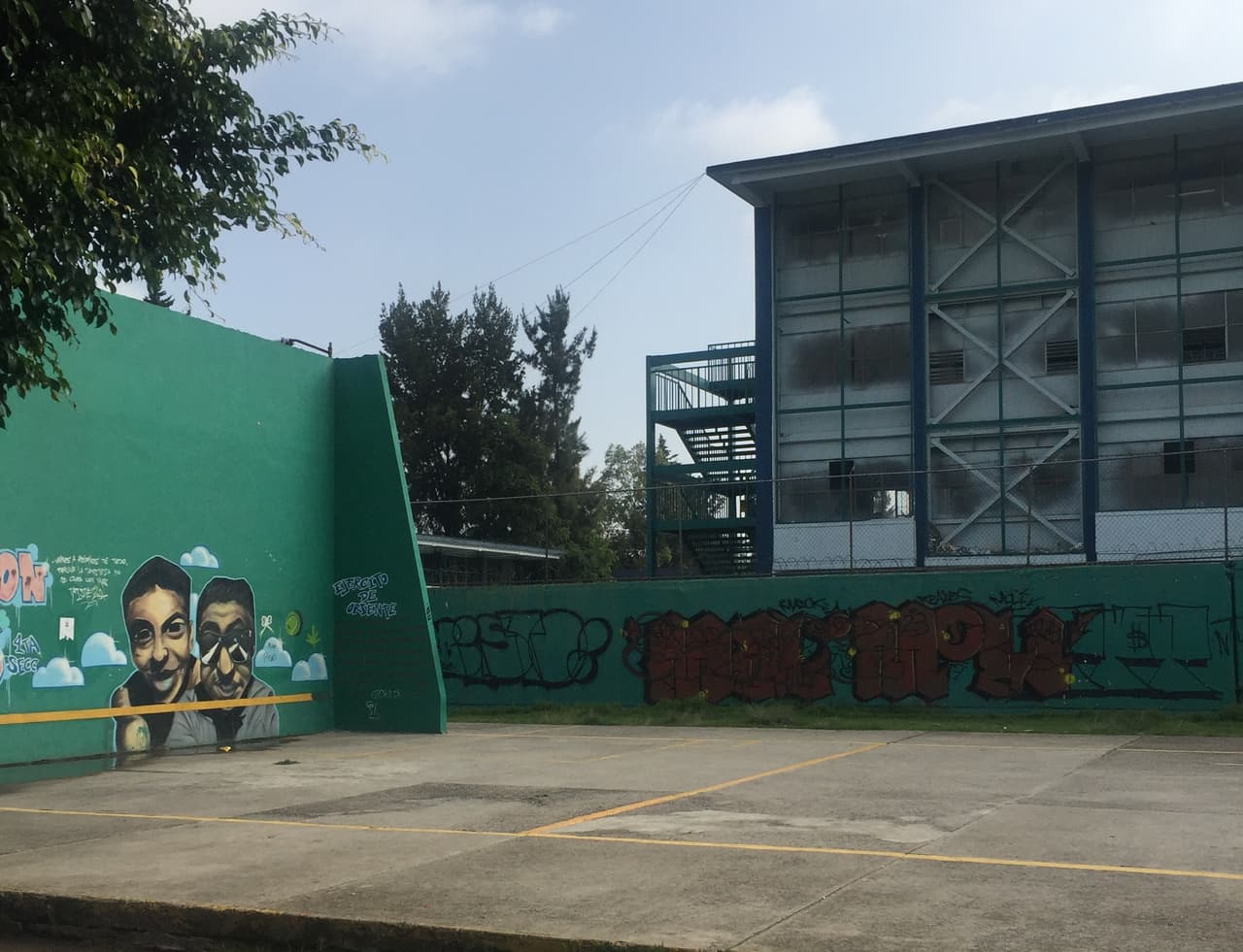 Durante su estancia en este lugar, sufrieron asaltos, saqueos y compartían el espacio con personas que consumpian drogas.