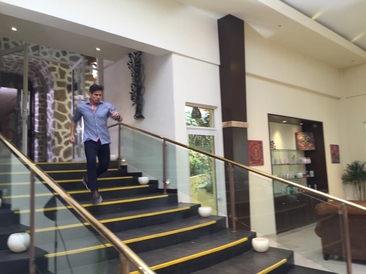 Lo que no sabía es que Daniel Arenas volvió a entrar en personaje y rápidamente corrió a rescatar a Antonia.