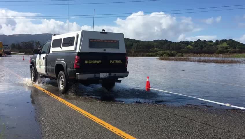 La autopista 37 en dirección oeste permanecerá cerrada en Novato hasta el sábado debido a inundación