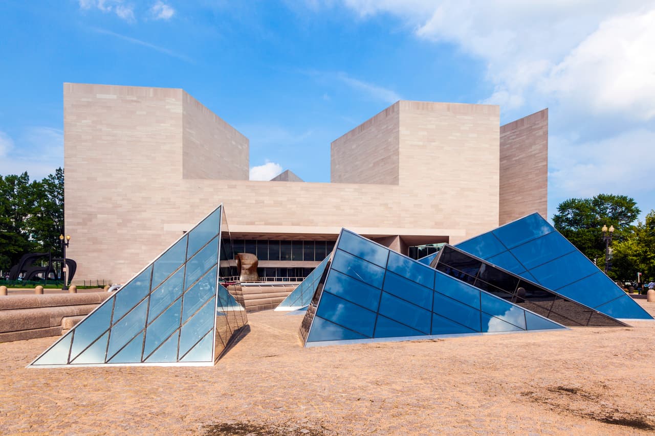 <b>Galería de Arte Nacional.</b> Fundada en 1937, esta importante institución está abierta al público en general, pero si no está en Washington DC o debe permanecer en casa puede hacer alguno de sus recorridos virtuales, donde está incluido uno dedicado al pintor Vincent Van Gogh.
<b><a href="https://www.nga.gov/exhibitions.html" target="_blank"> Para hacer el recorrido virtual haga click aquí </a></b>