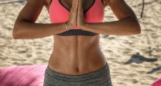 Esta joven actriz es hija de un actor y comediante mexicano. Está casada con otro famoso actor.