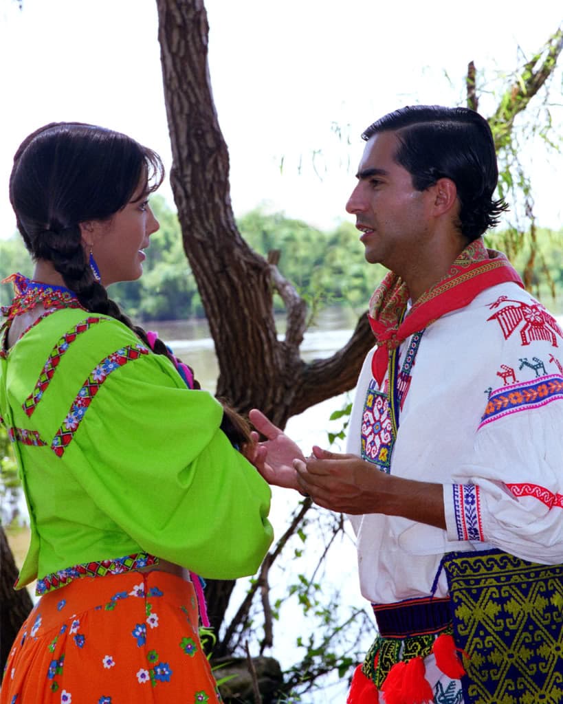 Aunque María logra encontrar el amor al lado de Andrés, interpretado por Raúl Araiza, las maldades de su madrastra hacen que él la desprecie, pues cree que lo ha engañado con otro hombre.