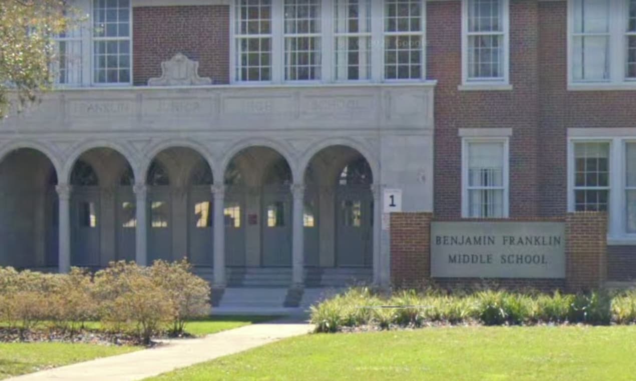 Arrestan a adolescente de 13 años por llevar un arma de fuego a escuela secundaria de Tampa