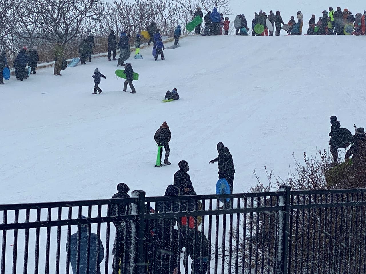 En la loma del Soldier Field conocida en inglés como 'Soldier Field Sledding Hill' llegaban familias con sus deslizadores para lanzarse de lo alto de esta cima de 33 pies de alto.