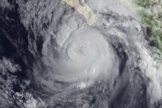 Una poderosa tormenta en el este del océano Pacífico se convirtió en huracán categoría 1 este domingo.