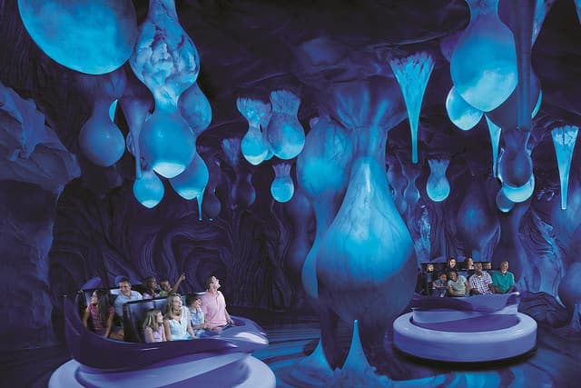 <b>12. SeaWorld Orlando, en Florida.</b> Este parque acuático inauguró en 2013 
<i>Antarctica: Empire of the Penguin Blueroom,</i>
<b> </b>un paseo a oscuras (el primero de su tipo) por una colonia de pingüinos de la Antártida. 
<br>Foto: 
<a href="https://www.flickr.com/photos/131482933@N07/"><b>Sea World</b></a>
<b> / flickr.</b>