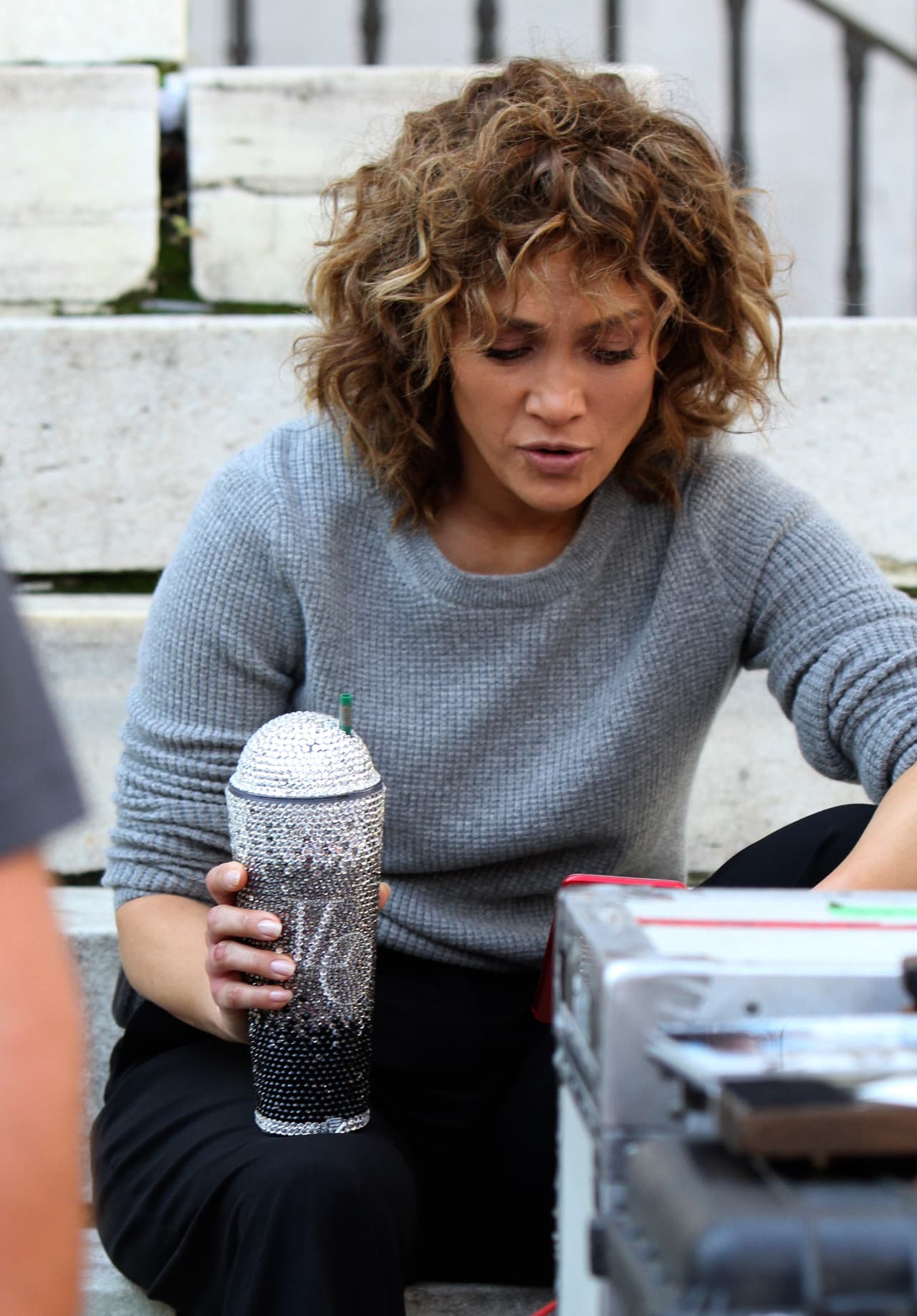 De acuerdo con información de Refinery 29, el vaso Starbucks varía según los tipos de cristales utilizados, así como el tamaño de la pieza en que serán incrustados y la cantidad de 'personalización' que requiera la pieza.