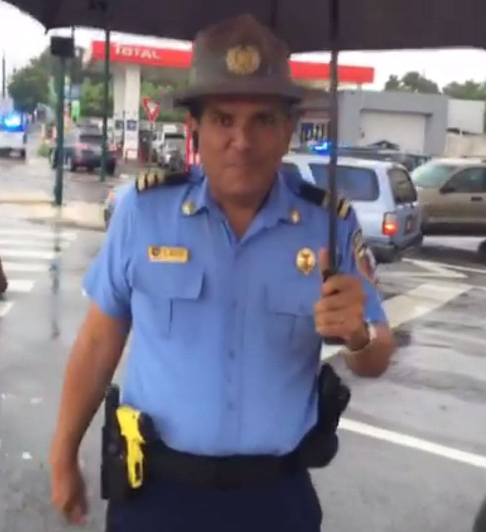 A lo largo y ancho de Puerto Rico se comparten imágenes de las personas felicitando a la Policía y brindándoles agua y otros suministros en agradecimiento a la gran labor que han realizado.