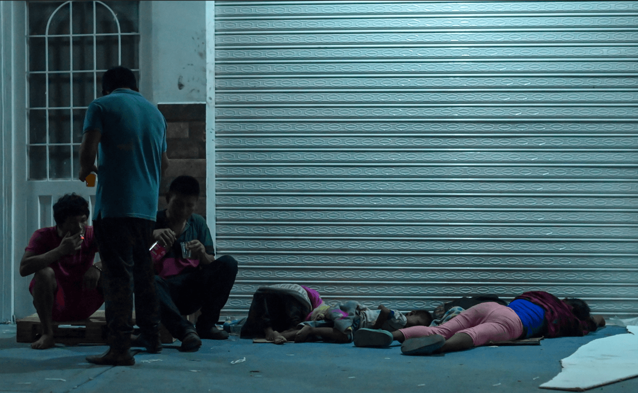 Niños y adultos indígenas durmiendo en una calle de San José del Guaviare.