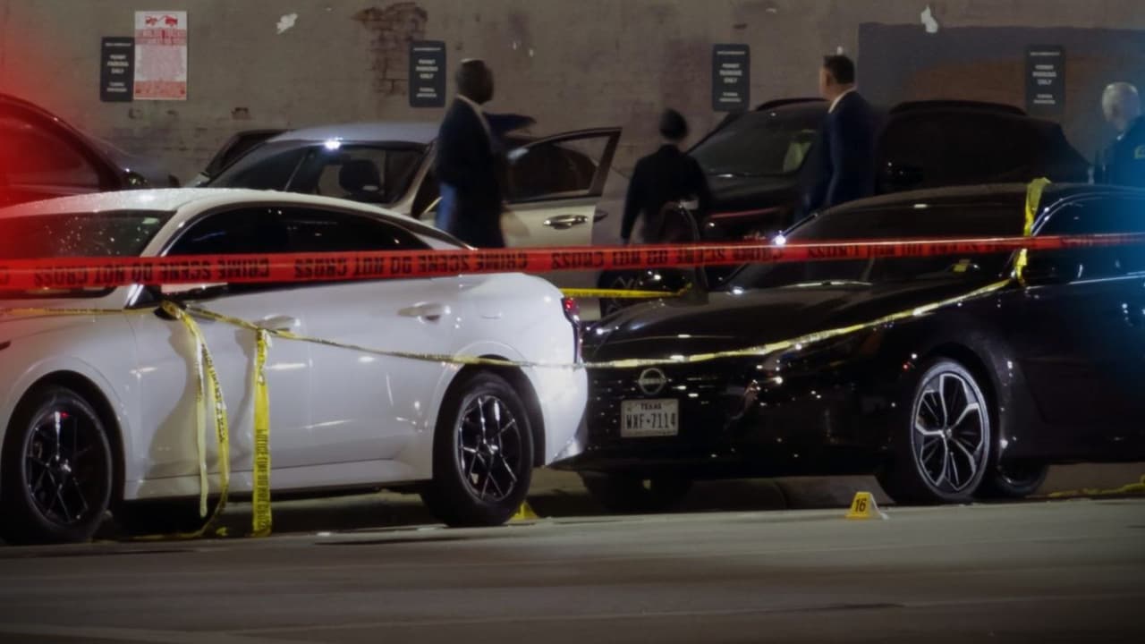 <b>Dos personas murieron y varias más resultaron heridas</b> la madrugada de este lunes, después de un tiroteo que
<b>involucró a un oficial del Departamento de Policía de Dallas</b> en el centro de la ciudad. El incidente ocurrió
<b>alrededor de las 2 de la mañana en la cuadra 2000 de Commerce Street.</b>