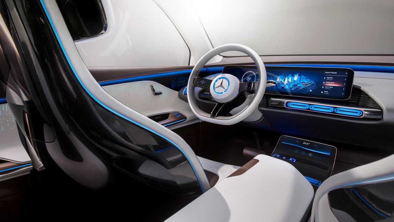 El panel de instrumentos del Mercedes-Benz Generation EQ Concept es una gran pantalla rectangular similar al del actual Mercedes-Benz Clase E. En la imagen se puede ver como despliega imágenes en 3D provenientes del sistema de mapeado digital HERE.