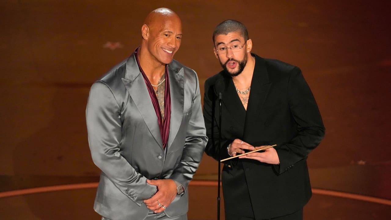 Dwayne Johnson, a la izquierda, y Bad Bunny presentan el premio a la mejor película internacional durante los Oscar el domingo 10 de marzo de 2024, en el Dolby Theatre de Los Ángeles.