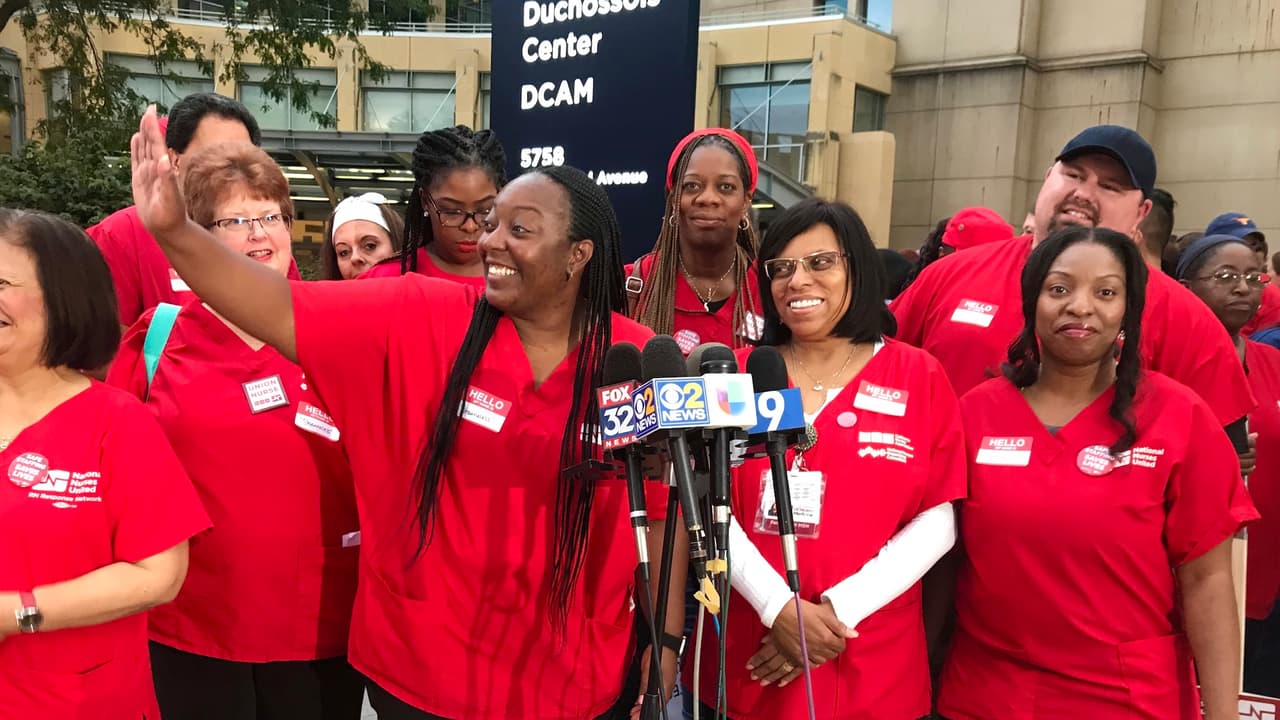 Enfermeras y enfermeros inician huelga para pedir mejores condiciones laborales en el Hospital de la Universida de Chicago.