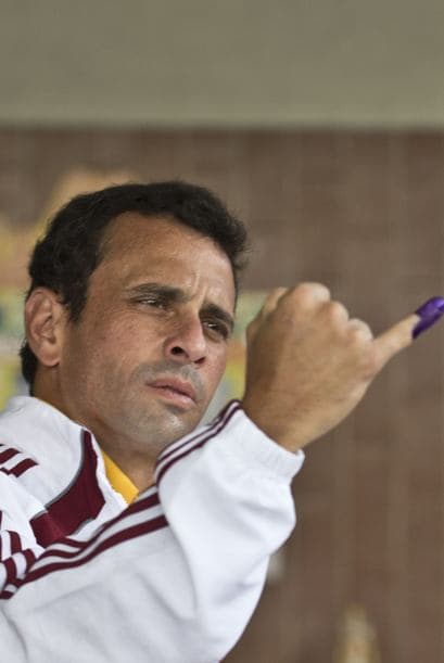 El candidato opositor a la presidencia venezolana, Henrique Capriles, votó hoy en una escuela de Caracas y llamó a sus seguidores a salir a votar en "avalancha" en lo que queda de jornada electoral y a que denuncien los "atropellos", tras señalar que "hoy gana Venezuela".
