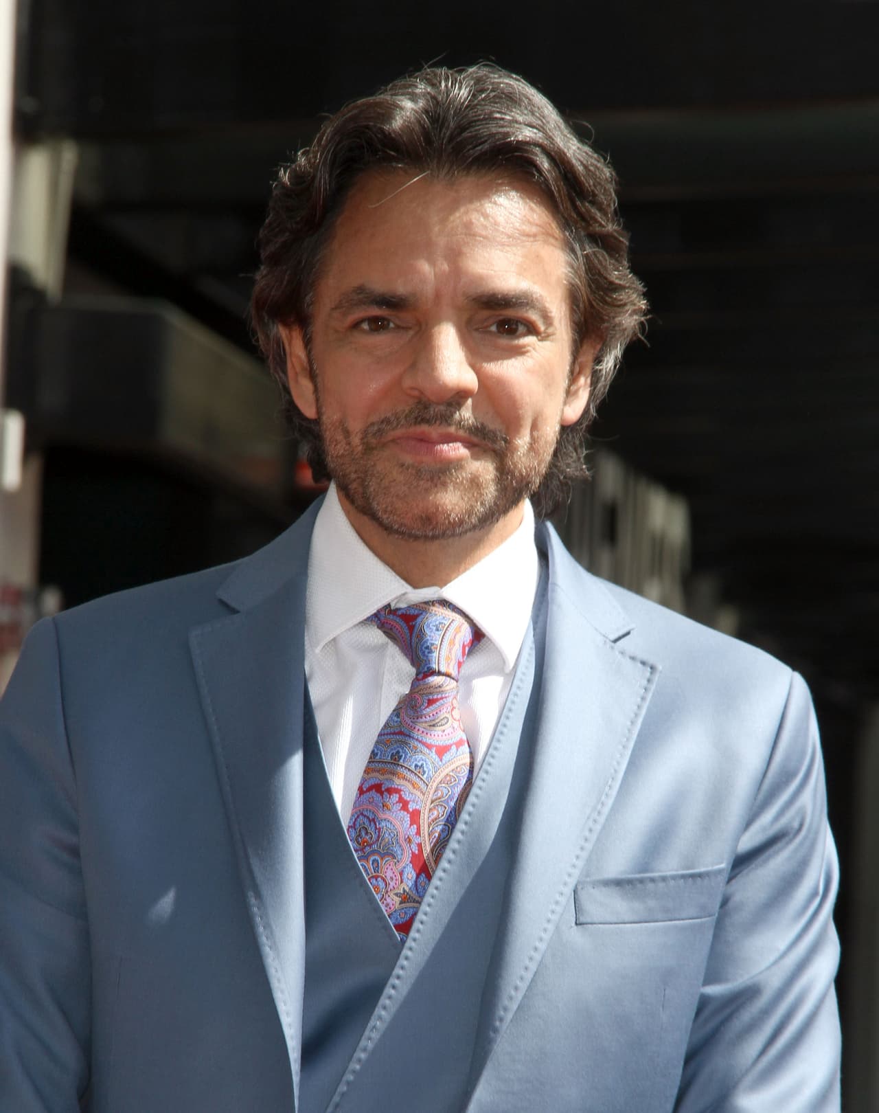 "Pero en cuanto llegó se dio cuenta de que era de mentiras, que era una fiesta para entregarle los anillos. Le amarraron el vestido con cinta adhesiva, hubo pizzas y hamburguesas. El padre (que era en realidad un actor) dijo tres palabras", relató Derbez.