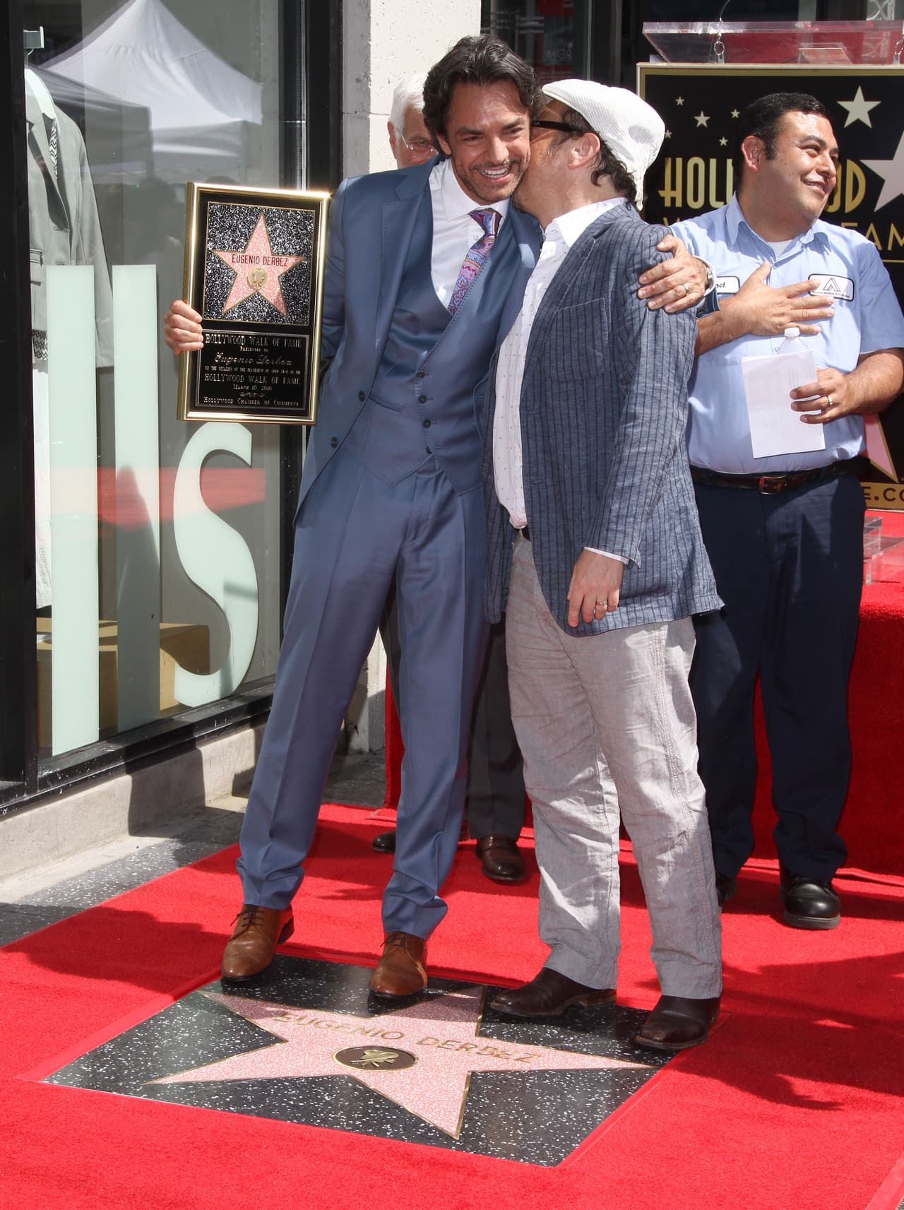 No podía faltar el abrazo y palabras de felicitación.