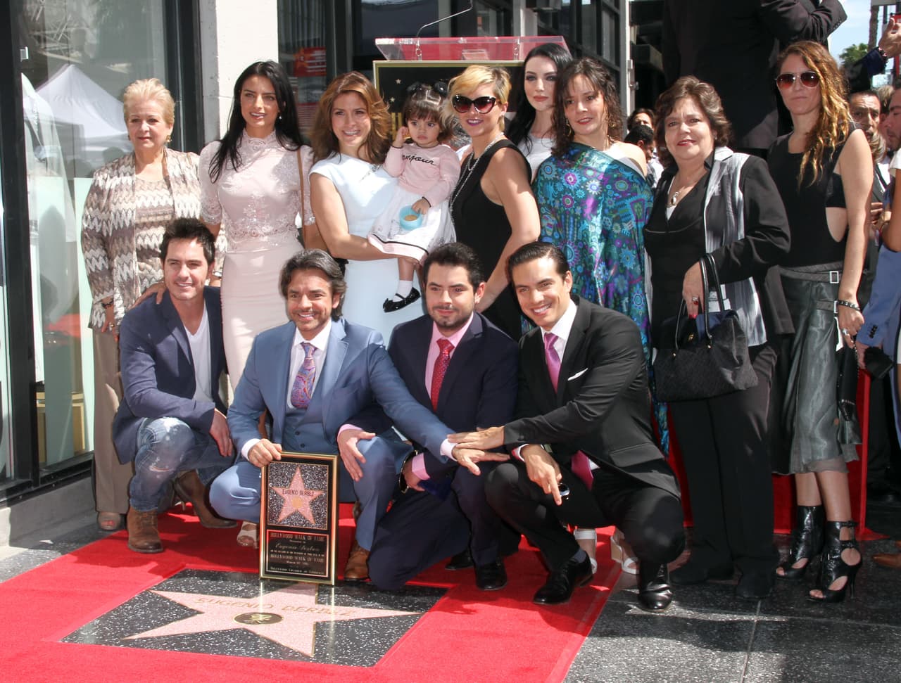 Eugenio acercándose a Vadhir y José Eduardo.