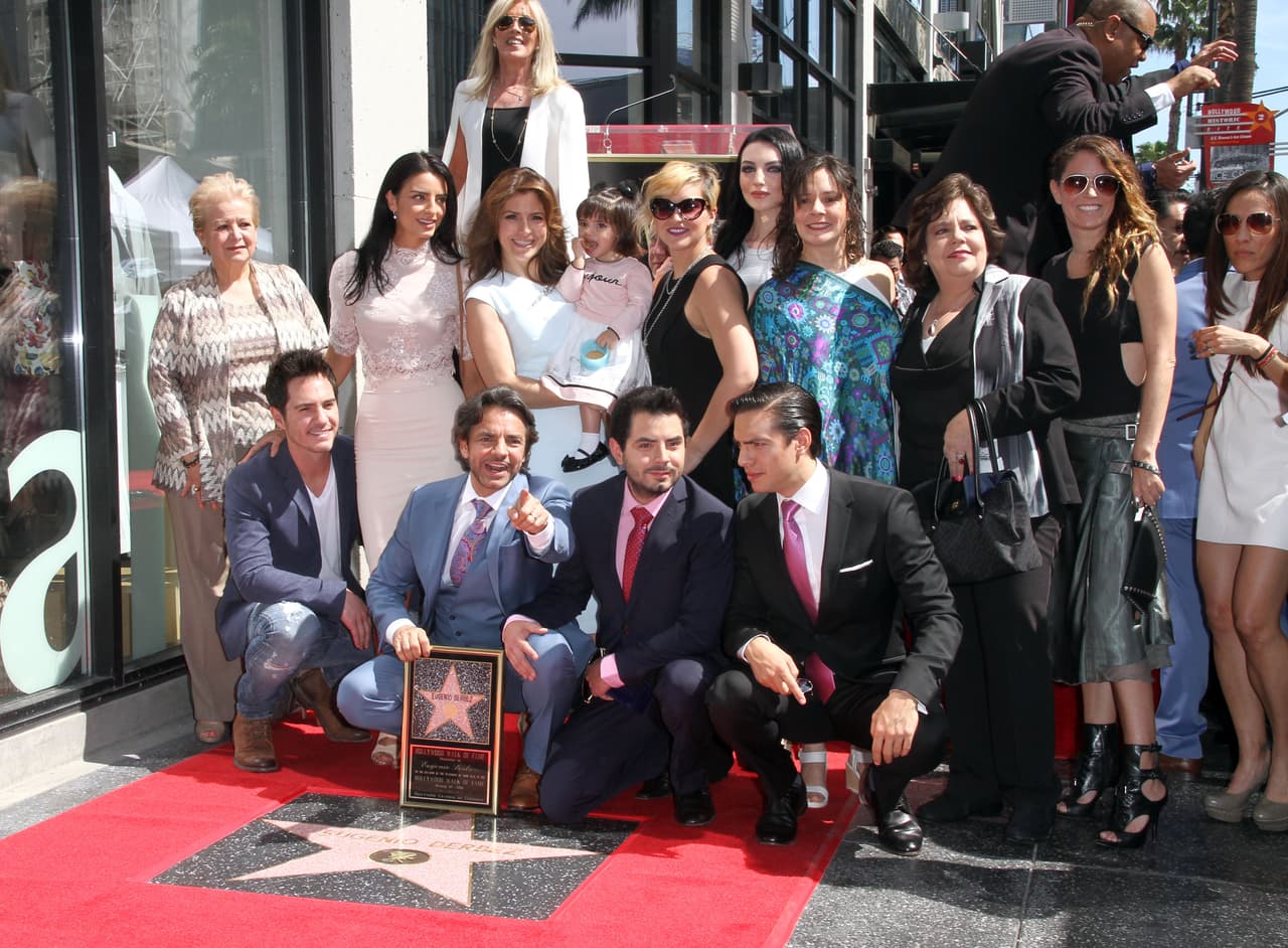 Los cuatro hermanos juntos con su famoso padre.