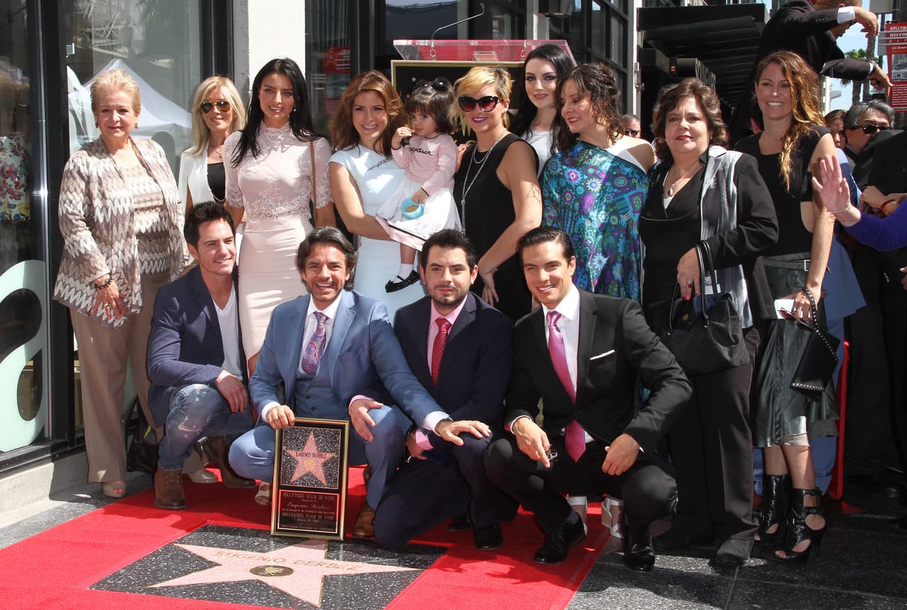 Eugenio Derbez recibiendo su estrella en el Paseo de la Fama en Hollywood.