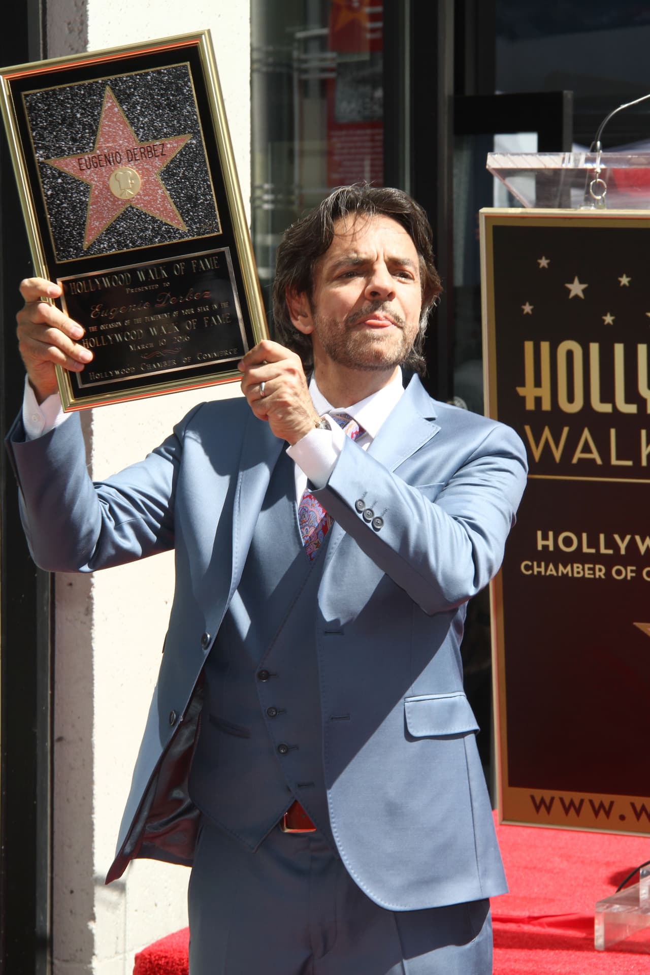 Mostrándole al público su reconocimiento.