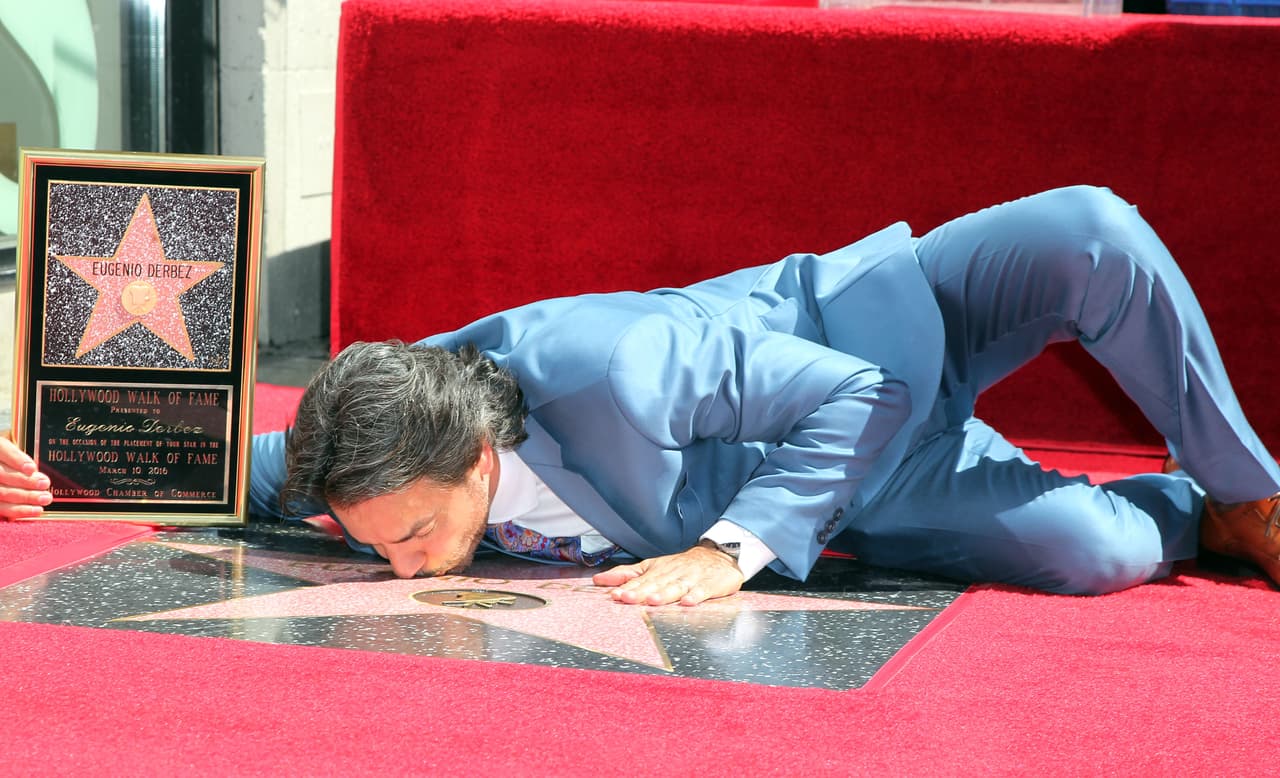 Eugenio Derbez recibiendo su estrella en el Paseo de la Fama en Hollywood.