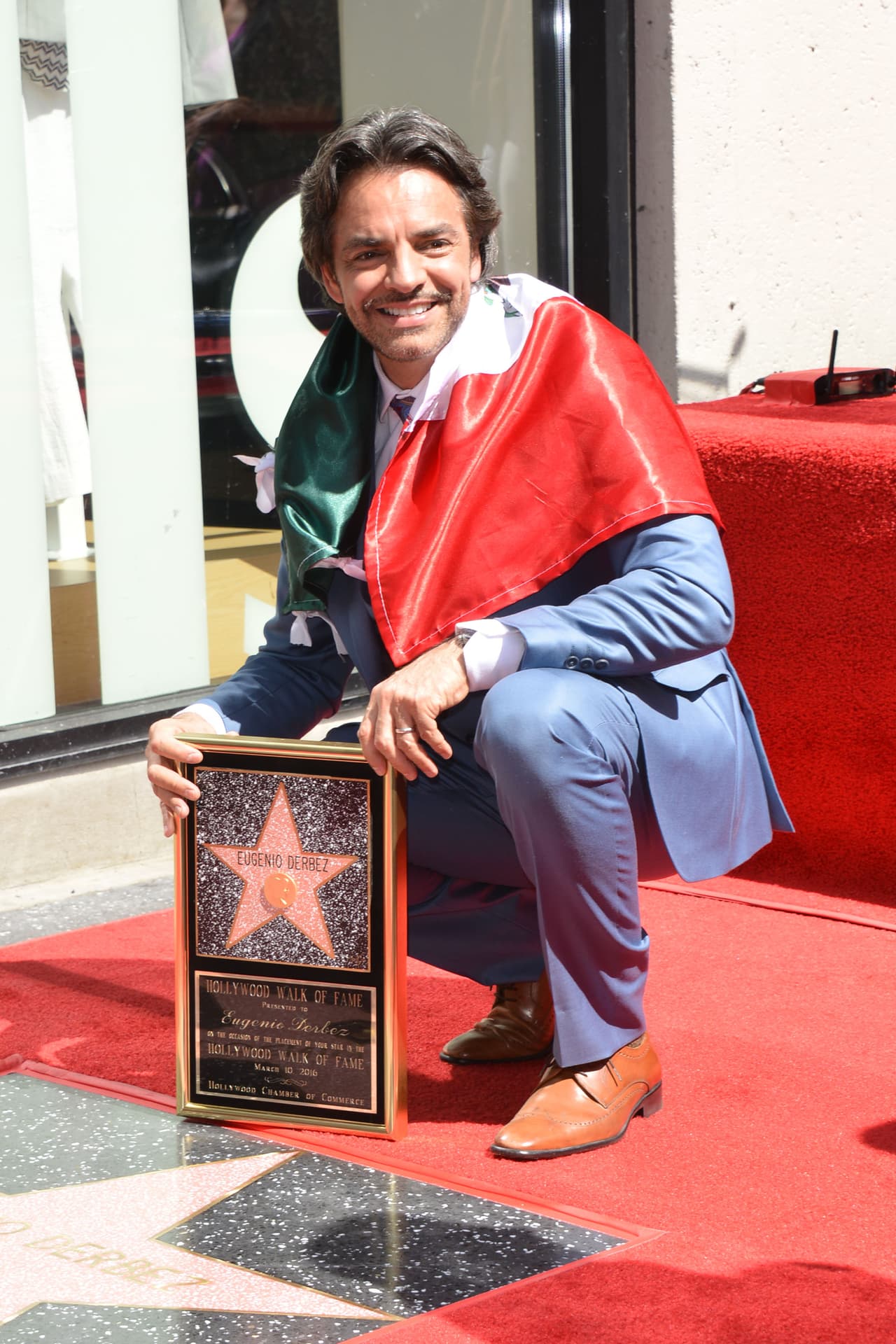 Eugenio Derbez recibiendo su estrella en el Paseo de la Fama en Hollywood.