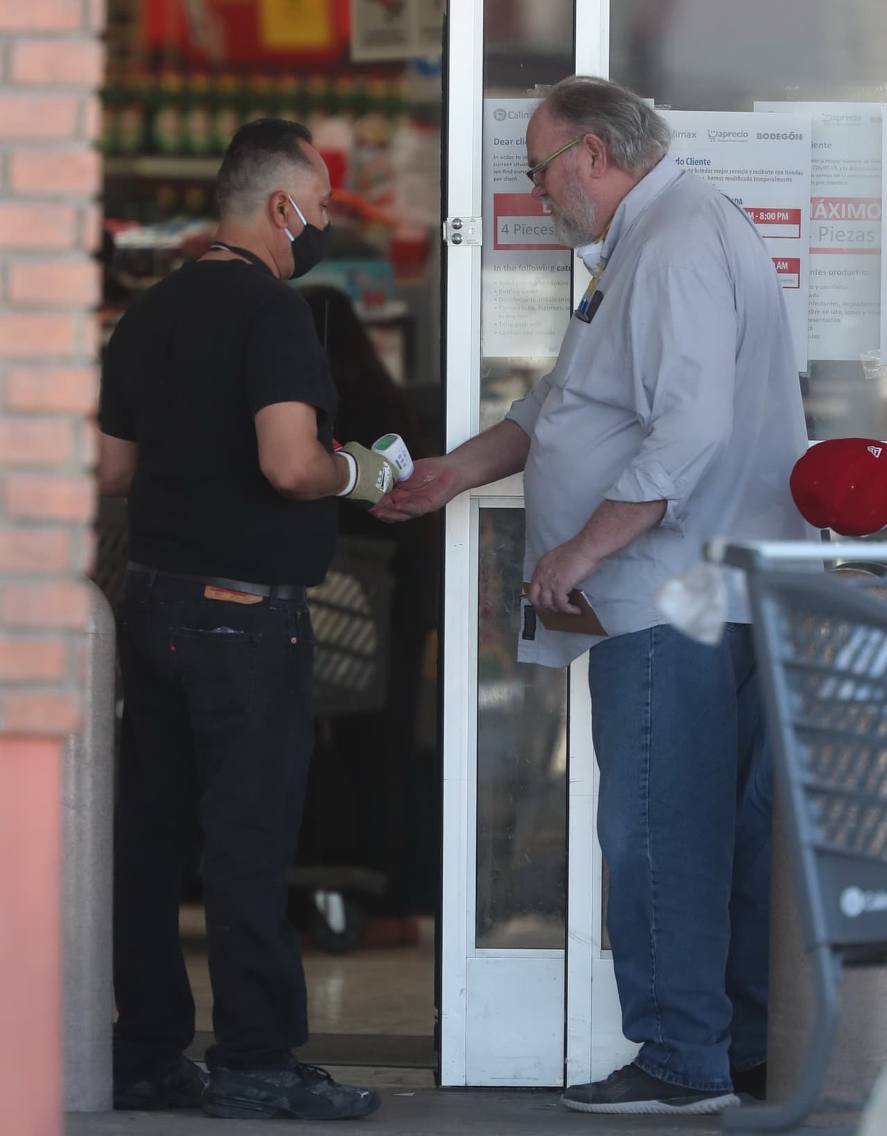 También se le solicitó que se aplicara un poco de 
<b><a href="https://www.univision.com/local/dallas-kuvn/que-porcentaje-de-alcohol-debe-tener-un-gel-antibacterial-respondemos-esta-y-otras-preguntas-sobre-el-coronavirus-video" target="_blank">gel antibacterial</a></b> en las manos antes de entrar a realizar las compras. 
<br>