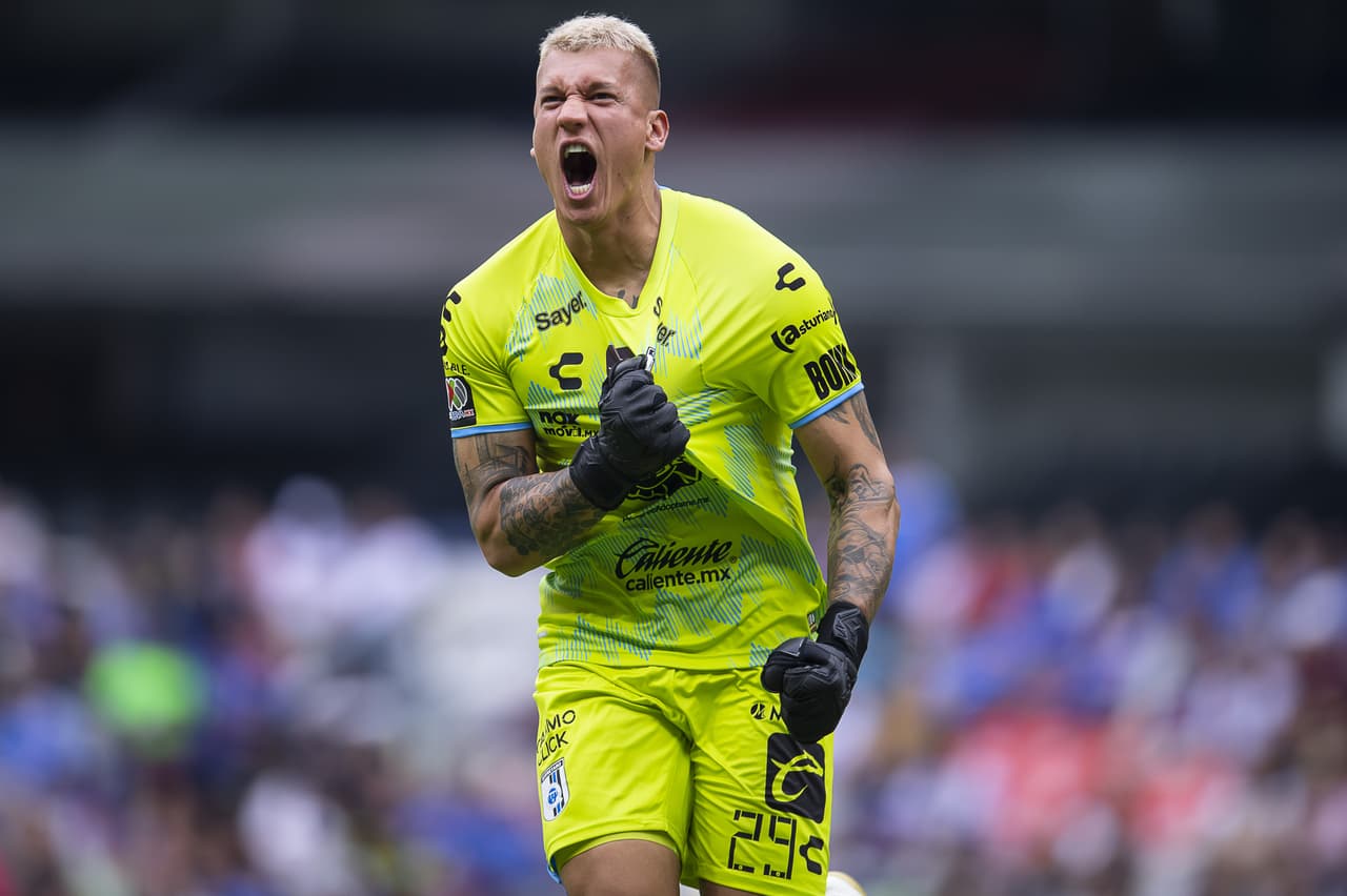 Raúl Gutiérrez arranca su interinato con Cruz Azul derrotanto a los Gallos Blancos pese a sufrir la expulsión del 'Tanque' Morales.