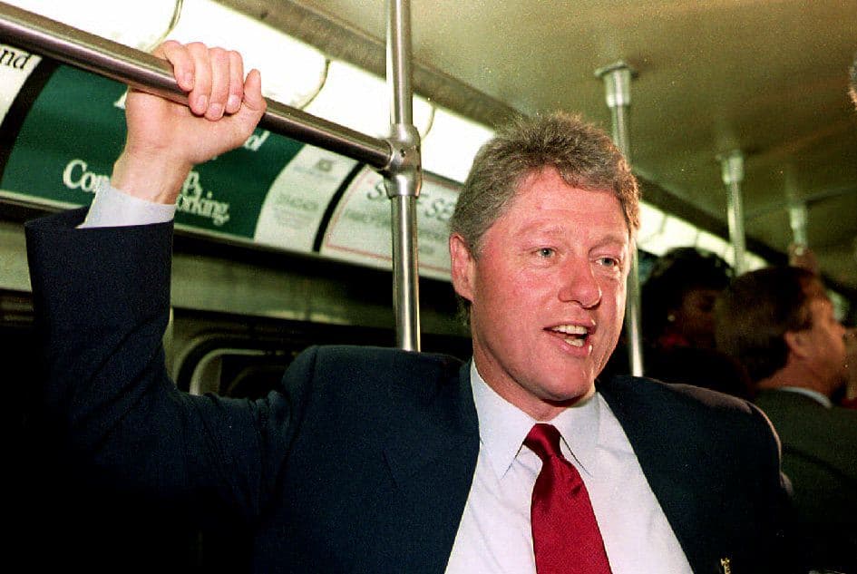Bill Clinton usando el metro de Filadelfia, en 1992, cuando era candidato presidencial.